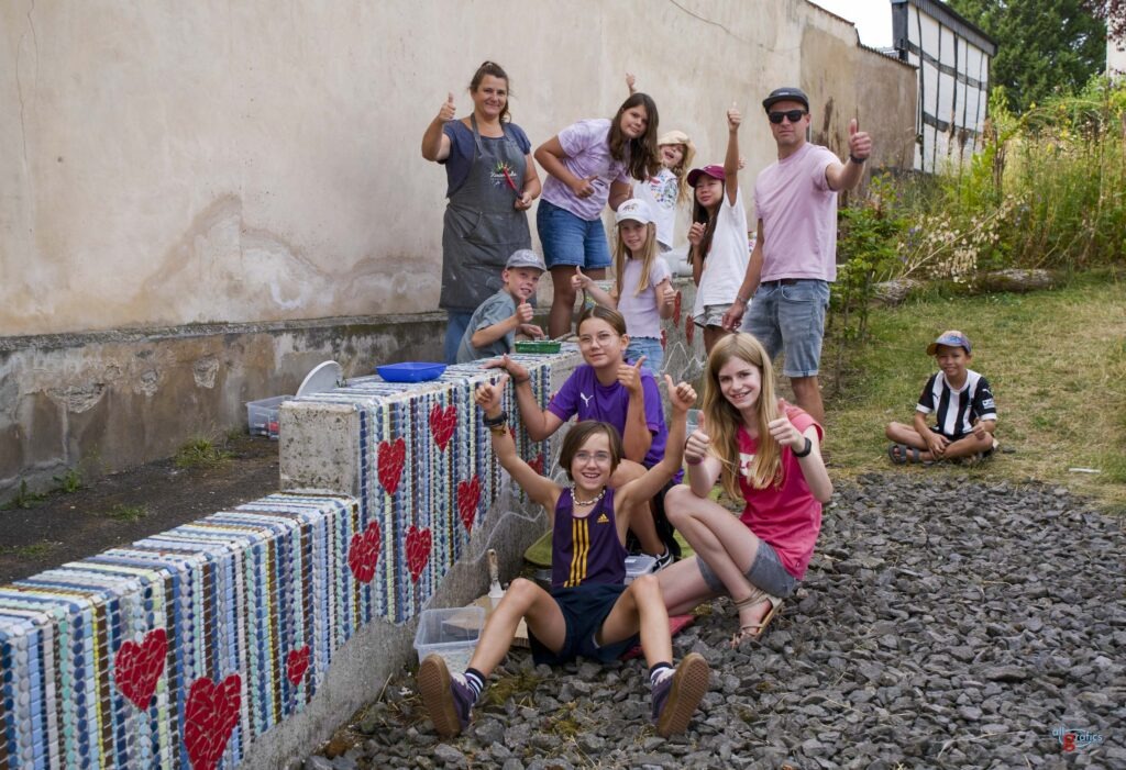 Kinder mit Mauer